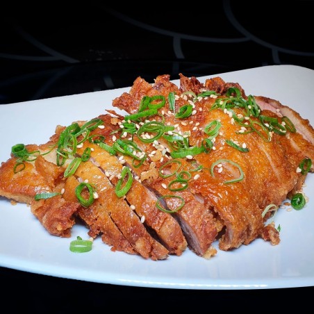 Pato asado con salsa, sesamo y cebolleta